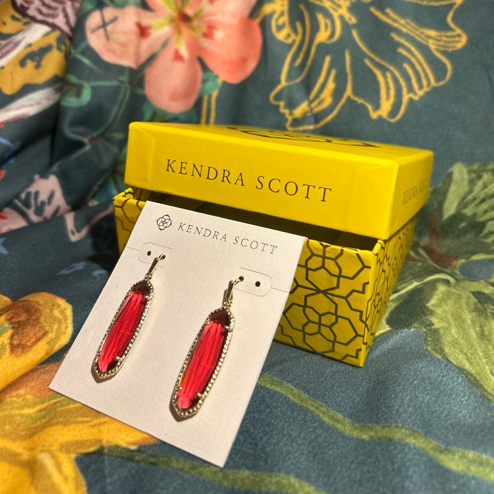 NWT Retired Kendra Scott Layla Earrings in Clear Berry & Gold.